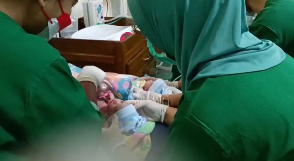 Tim Dokter Primaya Hospital membantu persalinan bayi kembar 3